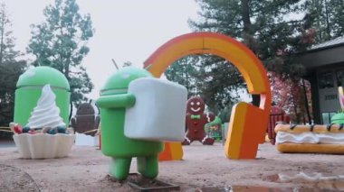 Mountain View, ABD - 17 Aralık 2018: Googleplex oyun parkı ve Android oyuncağı Mountain View 'daki Google Ziyaretçi Merkezi