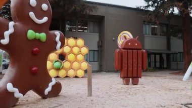 Mountain View, ABD - 17 Aralık 2018: Googleplex oyun parkı ve Android oyuncağı Mountain View 'daki Google Ziyaretçi Merkezi