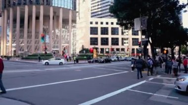 San Francisco, California - 19 Aralık 2018 San Francisco şehir merkezi sokak manzaralı. Çalışan insanlarla dolu yoğun bir şehir. ABD 'deki salgın öncesi durum.