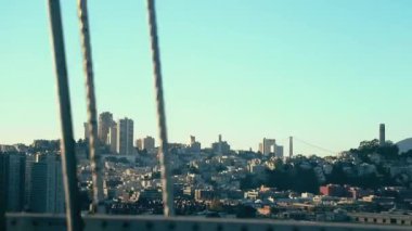 San Francisco, California - 19 Aralık 2018: San Francisco gökdelenleri hareket halindeki arabadan görünüyor