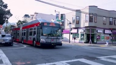 San Francisco, California - 18 Aralık 2018: San Francisco elektrikli otobüs. Elektrikli Trolley Otobüsleri