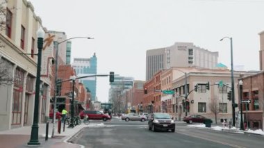 Boise, Idaho - 21 Aralık 2018: Tipik bir kışın Amerikan caddesi