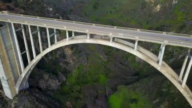 Kaliforniya 'daki Bixby Creek Köprüsü ve Pasifik Sahil Otobanı' nın havadan görüntüsü.