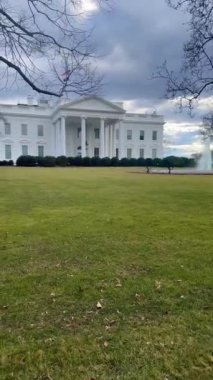 Washington DC, ABD - 21 Şubat 2023: Beyaz Saray bulutlu bir gökyüzü altında ele geçirildi.