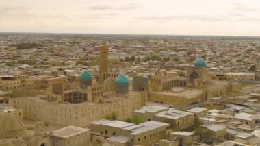 Buhara, Özbekistan - 12 Nisan 2022: Buhara 'da Kalan Camii' nin havadan görünüşü