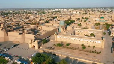 Khiva 'daki Itchan Kala ve Kalta Minor Minaret' in hava görüntüsü. Itchan Kala, Özbekistan 'ın Khiva kentinin iç kesimlerinde yer alan bir şehirdir..