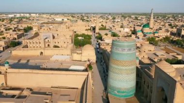 Khiva 'nın Itchan Kala bölgesindeki Kalta Minor ve Juma Camii' nin havadan görünüşü. Itchan Kala, Özbekistan 'ın Khiva kentinin iç kesimlerinde yer alan bir şehirdir..