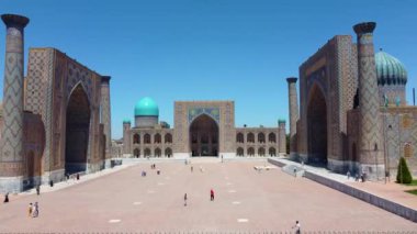 Semerkant, Özbekistan - 24 Mayıs 2021: Semerkant Özbekistan 'daki Registan Meydanı' nın Havadan Görünümü