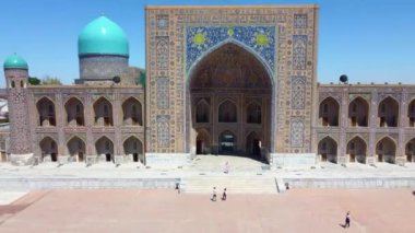 Semerkant, Özbekistan - 24 Mayıs 2021: Semerkant Özbekistan 'daki Registan Meydanı' nın Havadan Görünümü