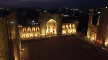 Gece Semerkant Özbekistan 'daki Registan Meydanı' nın hava görüntüsü