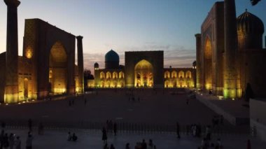 Gece Semerkant Özbekistan 'daki Registan Meydanı' nın hava görüntüsü