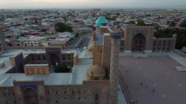 Güneş batarken Semerkant Özbekistan 'daki Registan Meydanı' nın hava görüntüsü