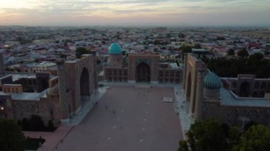 Güneş batarken Semerkant Özbekistan 'daki Registan Meydanı' nın hava görüntüsü
