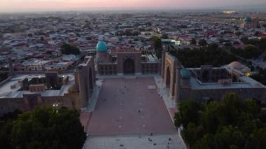 Güneş batarken Semerkant Özbekistan 'daki Registan Meydanı' nın hava görüntüsü