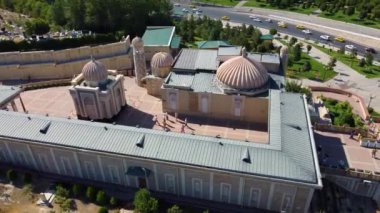 Semerkant, Özbekistan - 24 Mayıs 2021: Semerkant Özbekistan 'daki Hazrat Khizr Camii' nin havadan görünüşü