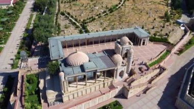 Semerkant, Özbekistan - 24 Mayıs 2021: Semerkant Özbekistan 'daki Hazrat Khizr Camii' nin havadan görünüşü