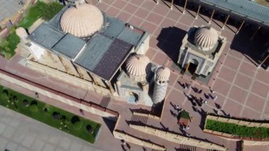 Semerkant, Özbekistan - 24 Mayıs 2021: Semerkant Özbekistan 'daki Hazrat Khizr Camii' nin havadan görünüşü