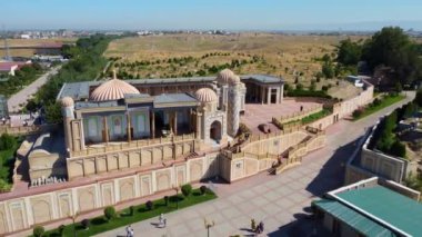 Semerkant, Özbekistan - 24 Mayıs 2021: Semerkant Özbekistan 'daki Hazrat Khizr Camii' nin havadan görünüşü
