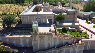 Semerkant, Özbekistan - 24 Mayıs 2021: Semerkant Özbekistan 'daki Hazrat Khizr Camii' nin havadan görünüşü