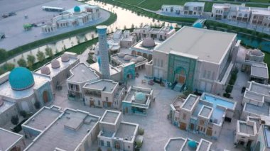 Sonsuz Şehir (Boqiy Shahar) Semerkand 'ın havadan görünüşü. Özbekistan 'daki antik kentin cami ve minare modern kompleksli kamu meydanı