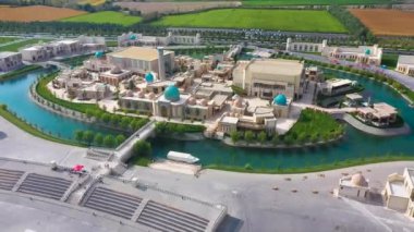 Sonsuz Şehir (Boqiy Shahar) Semerkand 'ın havadan görünüşü. Özbekistan 'daki antik kentin cami ve minare modern kompleksli kamu meydanı