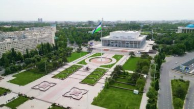 Taşkent, Özbekistan - 24 Mayıs 2021: Taşkent 'teki Uluslararası Dostluk Meydanı' nın havadan görünüşü