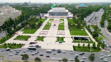 Taşkent, Özbekistan - 24 Mayıs 2021: Taşkent 'teki Uluslararası Dostluk Meydanı' nın havadan görünüşü