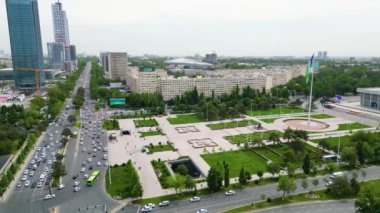 Taşkent, Özbekistan - 24 Mayıs 2021: Taşkent 'teki Uluslararası Dostluk Meydanı' nın havadan görünüşü
