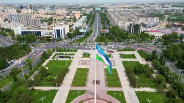 Taşkent, Özbekistan - 24 Mayıs 2021: Taşkent 'teki Uluslararası Dostluk Meydanı' nın havadan görünüşü