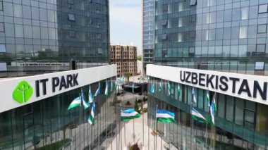 Taşkent, Özbekistan - 24 Mayıs 2021: Taşkent 'te bayrak sallayan Özbekistan bilişim parkının hava manzaralı girişi