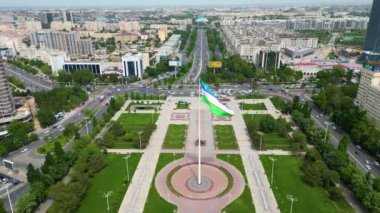 Taşkent, Özbekistan - 24 Mayıs 2021: Taşkent 'teki Uluslararası Dostluk Meydanı' nın havadan görünüşü