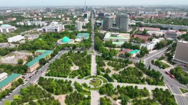 Taşkent, Özbekistan - 24 Mayıs 2021: Amir Timur Meydanı ile Taşkent şehrinin havadan görünüşü