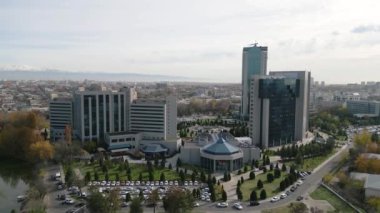 Taşkent, Özbekistan - 24 Ekim 2021: Özbekistan Ulusal Bankası binası ile Taşkent kentinin havadan görüntüsü