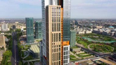 Taşkent, Özbekistan - 24 Mayıs 2021: Taşkent kentinin park manzaralı havadan görüntüsü