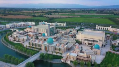 Taşkent, Özbekistan - 24 Mayıs 2021: Ölümsüz Şehir 'in (Boqiy Shahar) Semerkand' ın havadan görünüşü. Özbekistan 'daki antik kentin cami ve minare modern kompleksli kamu meydanı