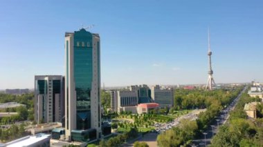 Taşkent, Özbekistan - 9 Ağustos 2023: Taşkent şehrinin Televizyon Kulesi ve Özbekistan Merkez Bankası binası