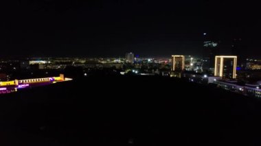 Taşkent şehrinin gece gökdelenlerinin hava görüntüsü