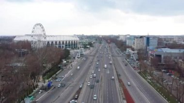 Taşkent, Özbekistan - 4 Mart 2024: Taşkent şehir sokağı ve Milliy Stadyumu (Ulusal Stadyum))