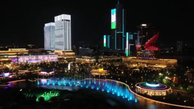 Taşkent, Özbekistan - 12 Temmuz 2024: Canlı fıskiyeler, aydınlık gökdelenler ve modern mimarinin yer aldığı Taşkent Şehir Parkı