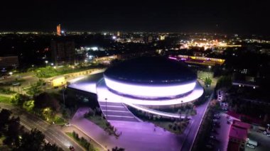 Taşkent, Özbekistan - 16 Mayıs 2023: Taşkent 'teki Humo Arena' nın gece hava görüntüsü. Humo Arena, 12500 kişilik kapasitesiyle Orta Asya 'nın en büyük hokey arenasıdır.