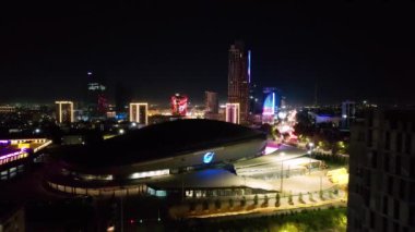 Taşkent, Özbekistan - 16 Mayıs 2023: Humo Arena ve Taşkent şehir gökdelenlerinin hava görüntüsü. Humo Arena, 12500 kişilik kapasitesiyle Orta Asya 'nın en büyük hokey arenasıdır.