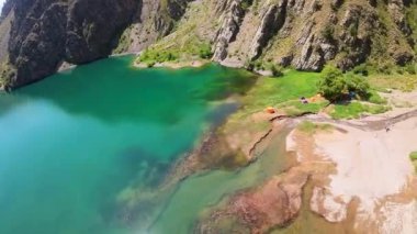 Özbekistan 'daki yeşim taşı Urungach Gölü' nün güneşli bir günde birinci şahıs görüntüsü