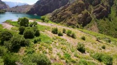 Özbekistan 'daki yeşim taşı Urungach Gölü' nün güneşli bir günde birinci şahıs görüntüsü