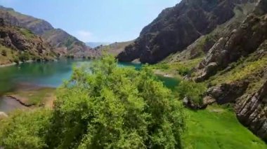 Özbekistan 'daki yeşim taşı Urungach Gölü' nün güneşli bir günde birinci şahıs görüntüsü