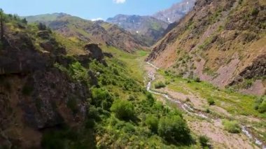 Güneşli bir günde Özbekistan 'daki yeşim taşı Urungach Gölü' nü dolduran nehrin birinci şahıs görüntüsü