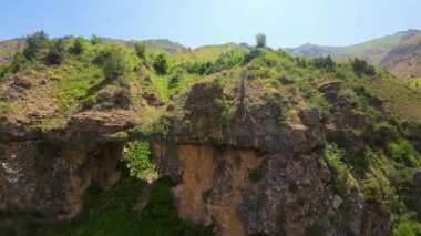 Özbekistan 'daki yeşim taşı Urungach Gölü' nün güneşli bir günde birinci şahıs görüntüsü