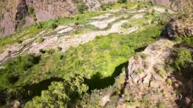 Özbekistan 'daki yeşim taşı Urungach Gölü' nün güneşli bir günde birinci şahıs görüntüsü