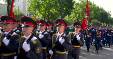Bişkek, Kırgızistan - 9 Mayıs 2022: Kırgızistan ordusu Zafer Günü askeri geçit töreninde yürüyüşe geçti