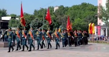 Bişkek, Kırgızistan - 9 Mayıs 2022: Kırgızistan ordusu Zafer Bayramı 'nda askeri geçit sırasında yürüyüşe geçti