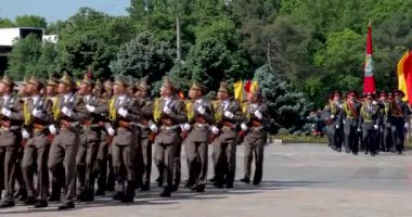 Bişkek, Kırgızistan - 9 Mayıs 2022: Kırgızistan ordusu Zafer Bayramı 'nda askeri geçit sırasında yürüyüşe geçti